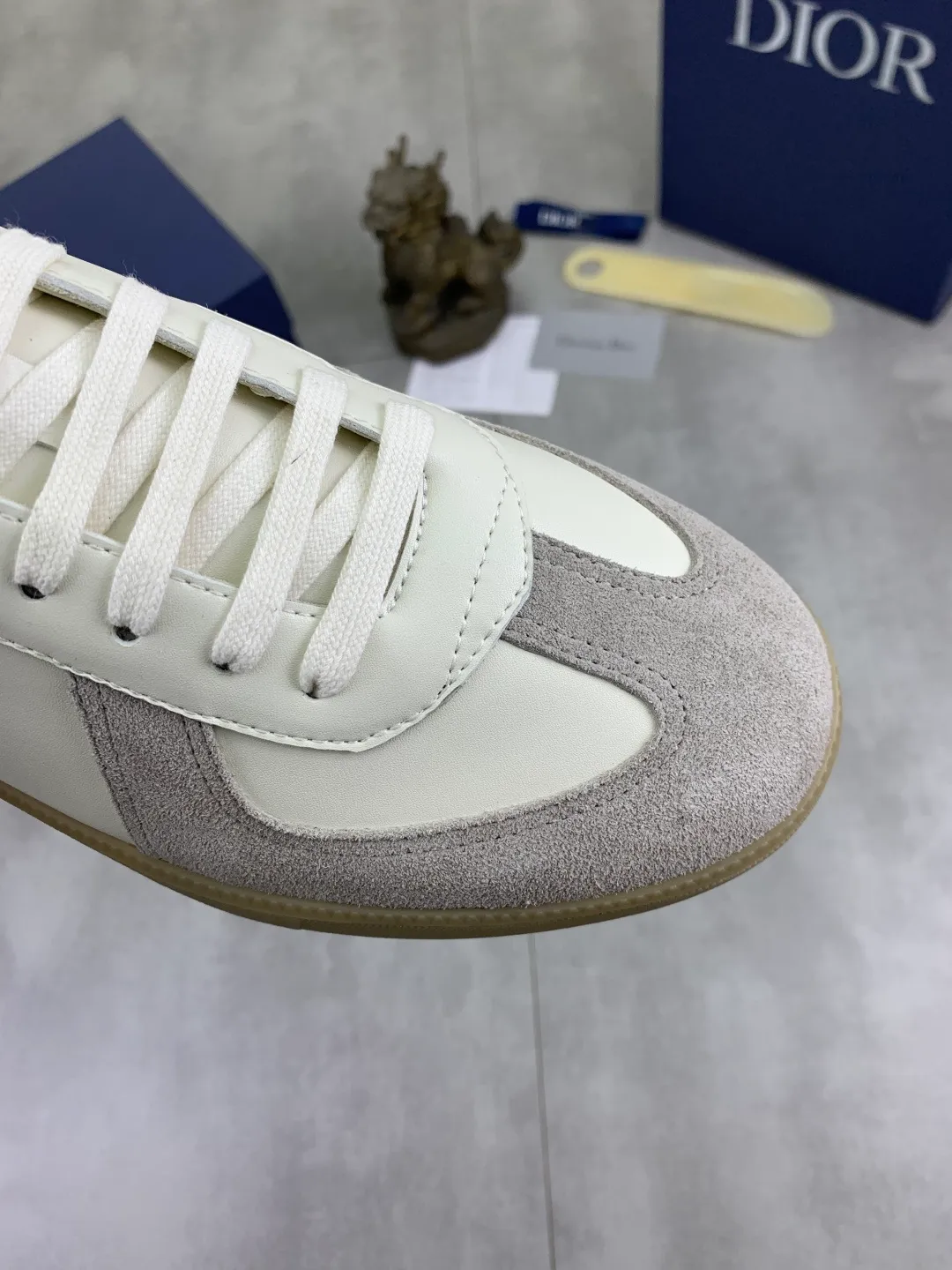 Men's shoes 💰P360 New Dior B01 moral training shoes, white first-layer cowhide, original molded outsole. New to the fall collection, this sneaker marks the return of a Dior classic, reinterpreted in a stylish and elegant silhouette. Crafted from white smooth first-grain cowhide with a tonal silk sheepskin lining, it features the Dior logo on the tongue and inner sides, and a CD icon on the heel. Paired with Tpu anti-slip soles of the same color, it can be matched with various styles to create a sophisticated look.  Code number: 38-44
